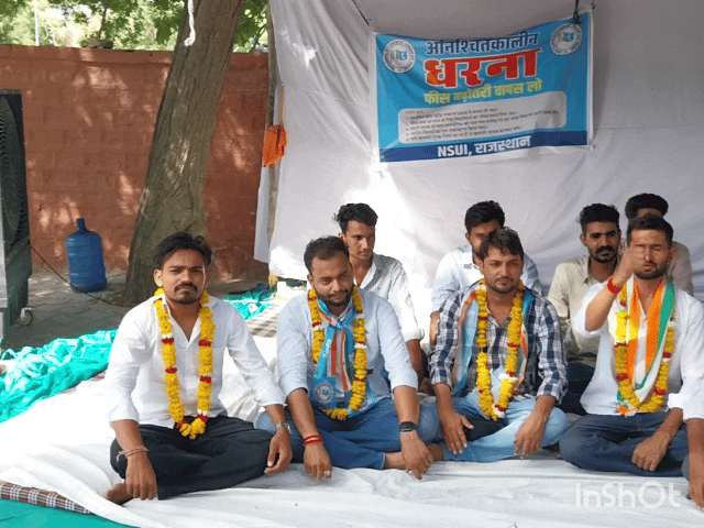 फीस वृद्धि के खिलाफ एनएसयूआई कार्यकर्ताओं का सांकेतिक अनशन:कहा- करीब 7 हजार छात्रों पर पड़ेगा फीस वृद्धि का असर; पांचवें दिन भी धरना जारी