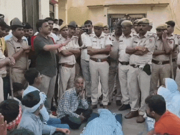 बचकर भाग रहे शराब तस्कर की मौत, शव रखकर प्रदर्शन:SDM के समझाने पर बॉडी मॉर्च्युरी रखवाई, धरने पर मांगों को लेकर अड़े