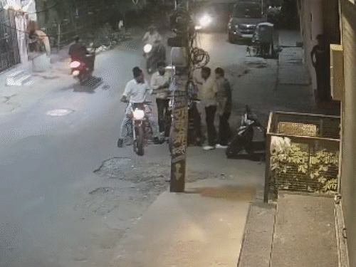 बच्चों के विवाद में दो वकील भिड़े:देर रात तक चला हाई वोल्टेज ड्रामा, बाइक खड़ी करने की बात को लेकर हुआ झगड़ा