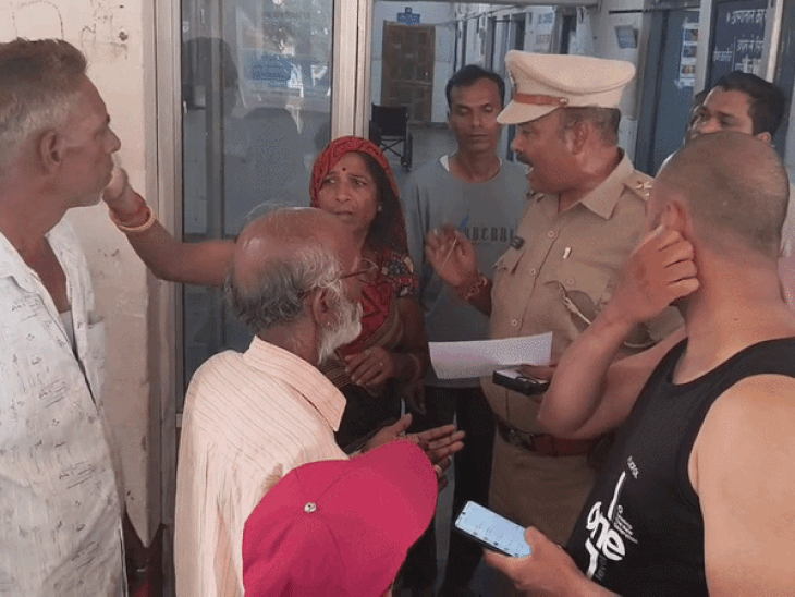 बदमाश ने पीछे से चाकू मारकर लूटा सोने का मादलिया:घर में अकेली थीं बुजुर्ग; बच्चे बाहर काम करते हैं, सीसीटीवी खंगाल रही पुलिस।