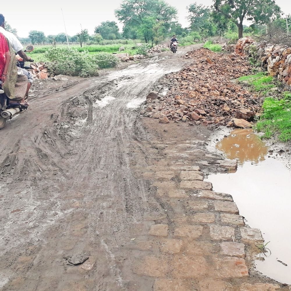 बदहाल सड़क को लेकर ग्रामीणों का फूटा गुस्सा, 3 घंटे तक विरोध-प्रदर्शन