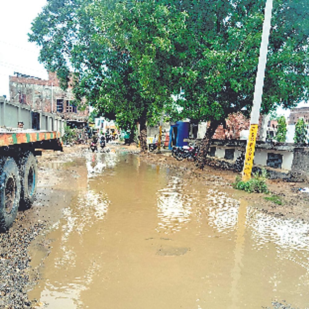 बमोरी चौराहे से देलवाल जी मार्ग बदहाल