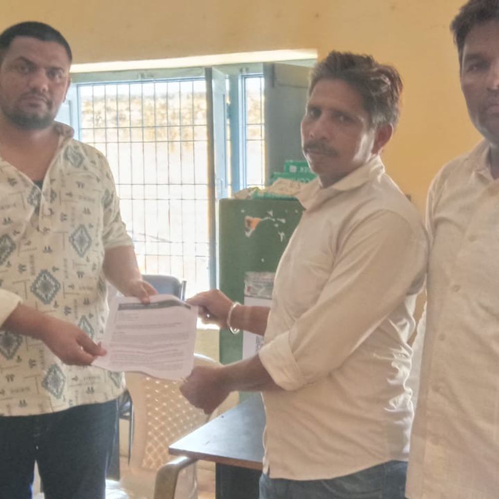 बरलुट में मानसून से पहले अव्यवस्था:नालियां जाम, कीचड़ और बदबू से लोग परेशान, ग्राम विकास अधिकारी को सौंपा ज्ञापन
