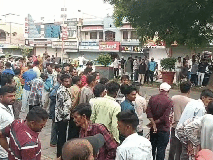 बस की टक्कर से बाइक सवार 2 युवकों की मौत:टायर चढ़ने से फट गए सिर, चाचा के दाह संस्कार में शामिल होने जा रहे थे
