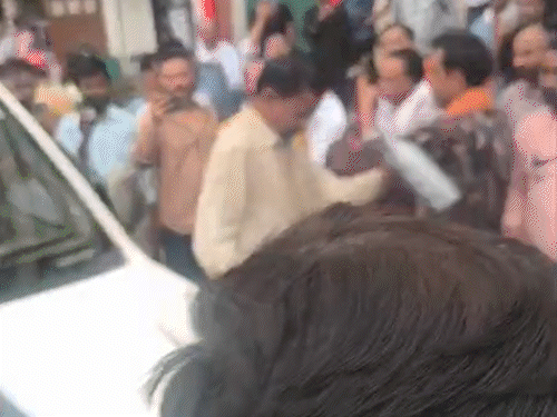 बस मालिक ने खुद पर डाला डीजल,आग लगाने की कोशिश:कहा- जुर्माना देने को तैयार, अफसरों ने नहीं सुनी; जयपुर में सिंधीकैंप पर RTO की कार्रवाई
