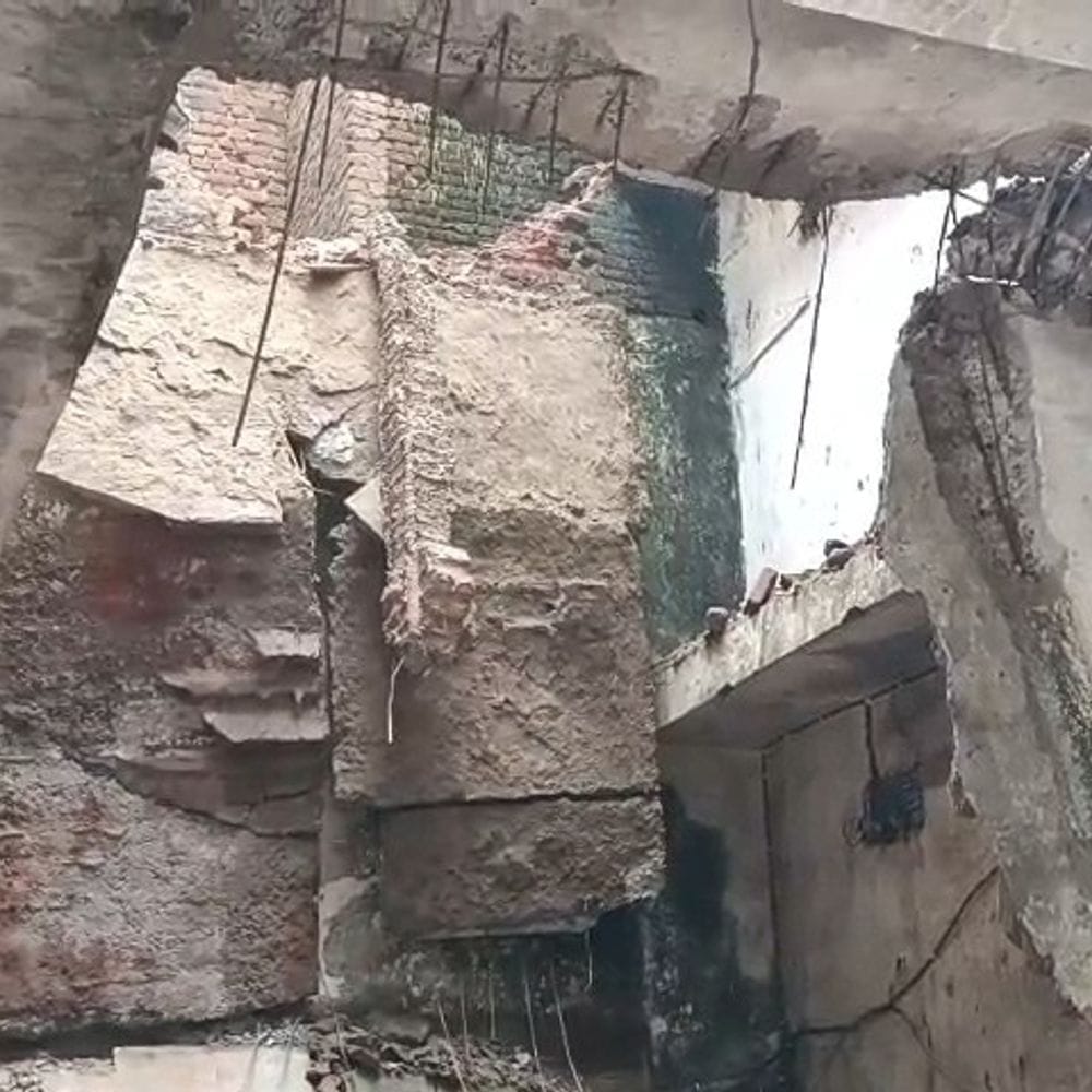 बांसवाड़ा में तीन मंजिला इमारत का हिस्सा ढहा:सीढ़ियों समेत पूरा स्लैब गिरा, बाजार बंद होने से बड़ा हादसा टला