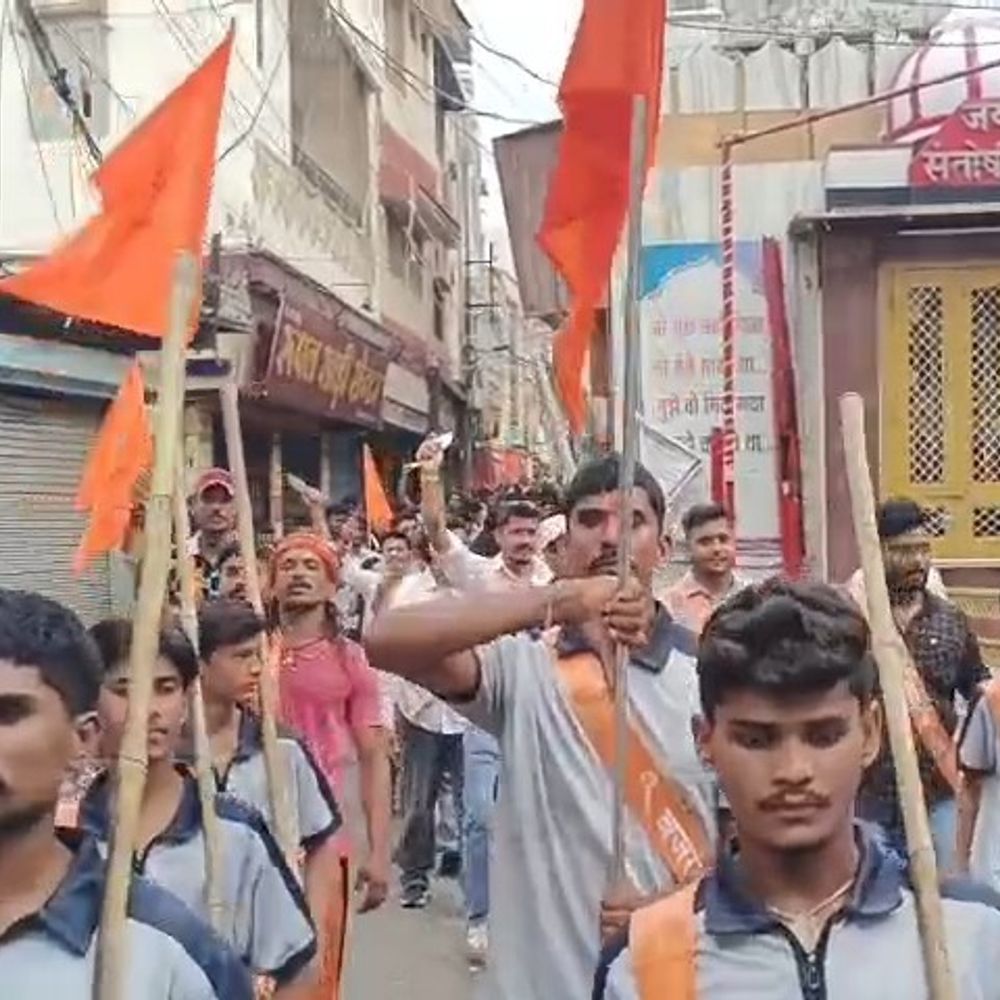 बांसवाड़ा में बजरंग दल का त्रिशूल दीक्षा समारोह:सूरजपोल में गूंजे 'जय श्रीराम' के नारे, शोभायात्रा पर बरसाए फूल