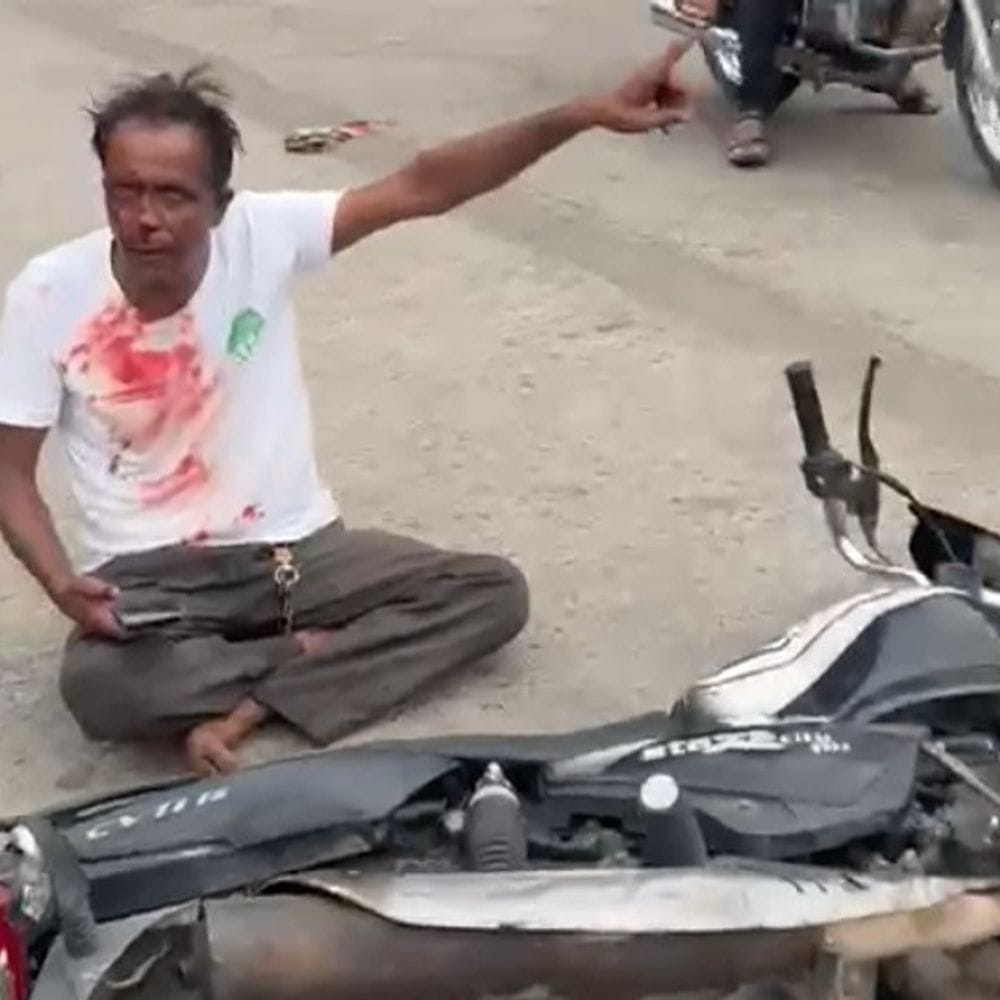 बाइक गड्ढे में गिरने से युवक घायल, मौके पर अनशन:नगर परिषद अधिकारियों को बुलाने की मांग पर अड़ा, अस्पताल जाने से इनकार