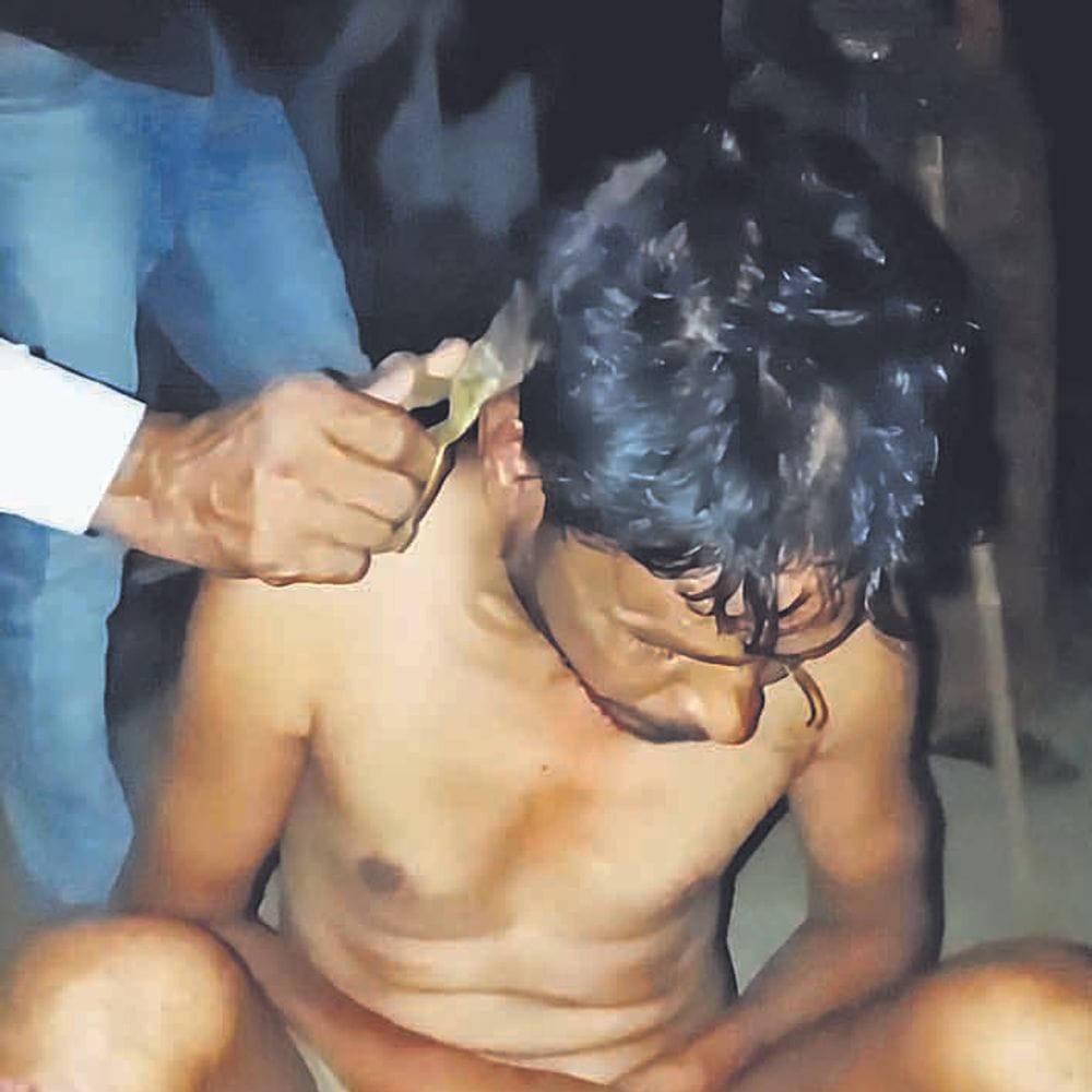 बाइक चोरी के शक में पूर्व सरपंच को पीटा, बाल काटे