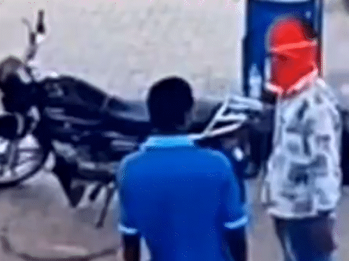 बाइक में पेट्रोल भरवाया, सेल्समैन को मारी गोली, VIDEO:जेब में कट्‌टा लेकर आया था बदमाश, पुलिस ने 1 घंटे में आरोपी को पकड़ा