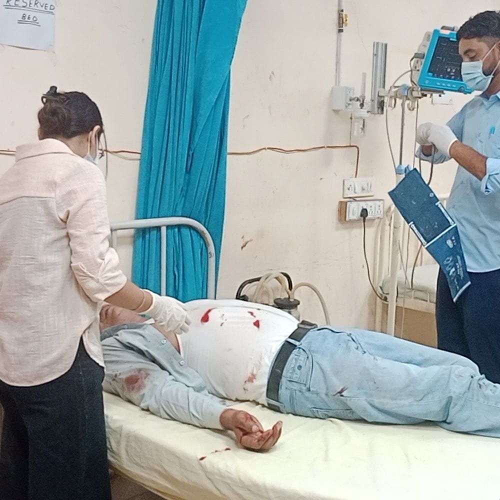 बाइक-स्कूटी की भिड़ंत में युवक की मौके पर मौत:छुट्टी पर आया सैनिक घायल, ग्रामीणों ने पहुंचाया अस्पताल