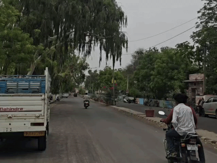 बाड़मेर में बादल छाए, उमस ने छुड़ाए पसीने:रात का तापमान 4 डिग्री गिरा; अगले 3 दिन बारिश का अलर्ट