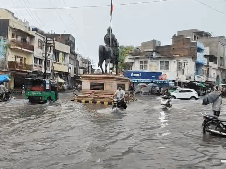 बारां में डेढ़ घंटे बारिश, बाजारों में 2फीट पानी भरा:ड्रेनेज सिस्टम की खुली पोल, भीषण गर्मी-उमस से मिली राहत
