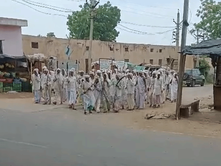 बारिश के लिए पुरुषों के वेश में निकलीं महिलाएं:गांव की गलियों में निकाला जुलूस, मंदिर में गाए भजन कीर्तन और लोकगीत