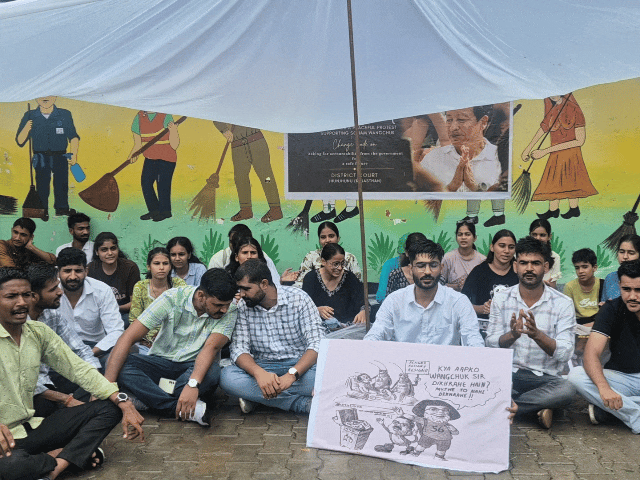 बारिश में भी NTA के खिलाफ स्टूडेंट्स का धरना जारी:तिरपाल का टेंट बनाया, छाते लेकर लगाए नारे; इस्तीफे की मांग दोहराई