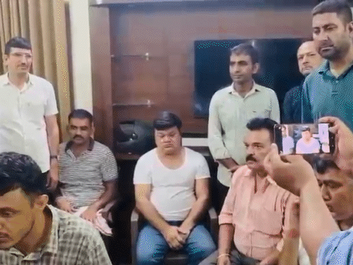 बिजली विभाग से जुड़ी कंपनी का डीजीएम रिश्वत लेते पकड़ा:फॉउंडेशन और अर्थिंग वर्क के 1 लाख मांगे थे, 90 हजार में सौदा तय हुआ था