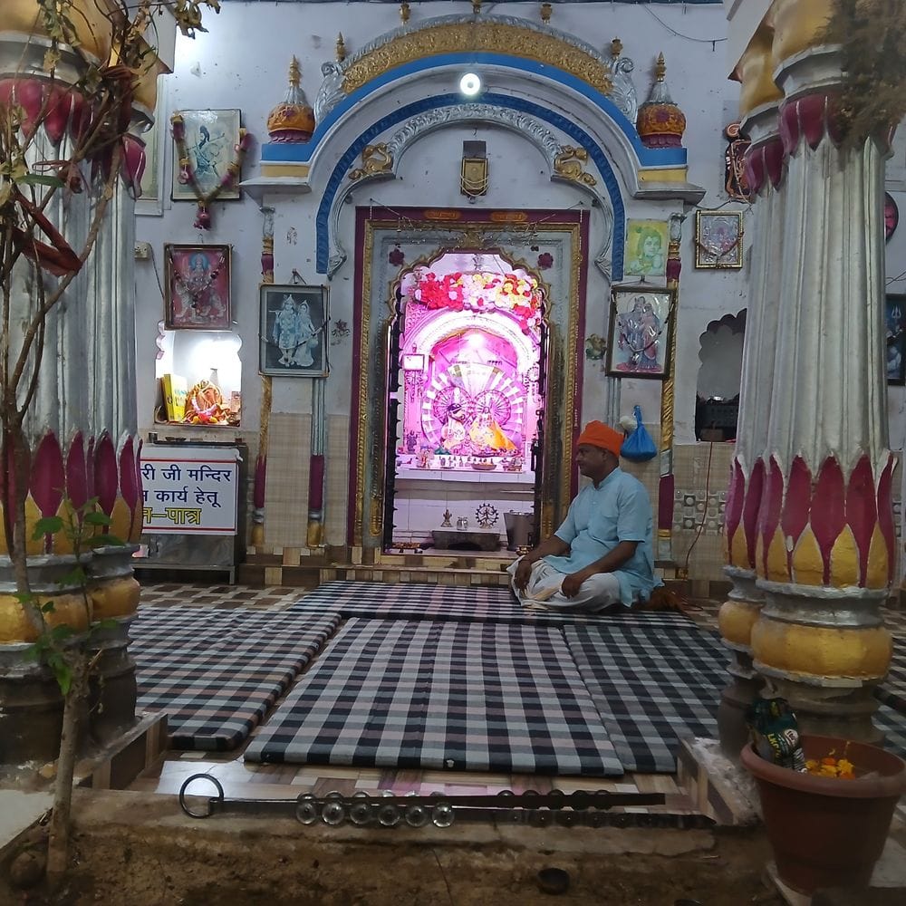 बिहारीजी मंदिर से 20 हजार रुपए चोरी:पीछे के रास्ते घुसे, दानपात्र तोड़कर चुरा ली नकदी
