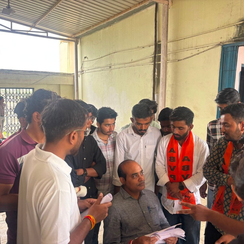 बीए के रिजल्ट में गड़बड़ी का आरोप:छात्रों ने कॉलेज पर लगाया ताला, बिना शुल्क लिए री-चेकिंग की मांग