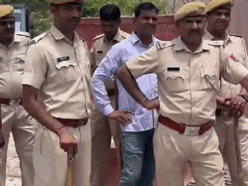 बीकानेर में 300 प्राइवेट स्कूल बंद, शिक्षा निदेशालय पर प्रदर्शन:बोले-हर महीने निरीक्षण बंद हो; पुलिस ने रोकने के लिए गेट पर लगाया ताला