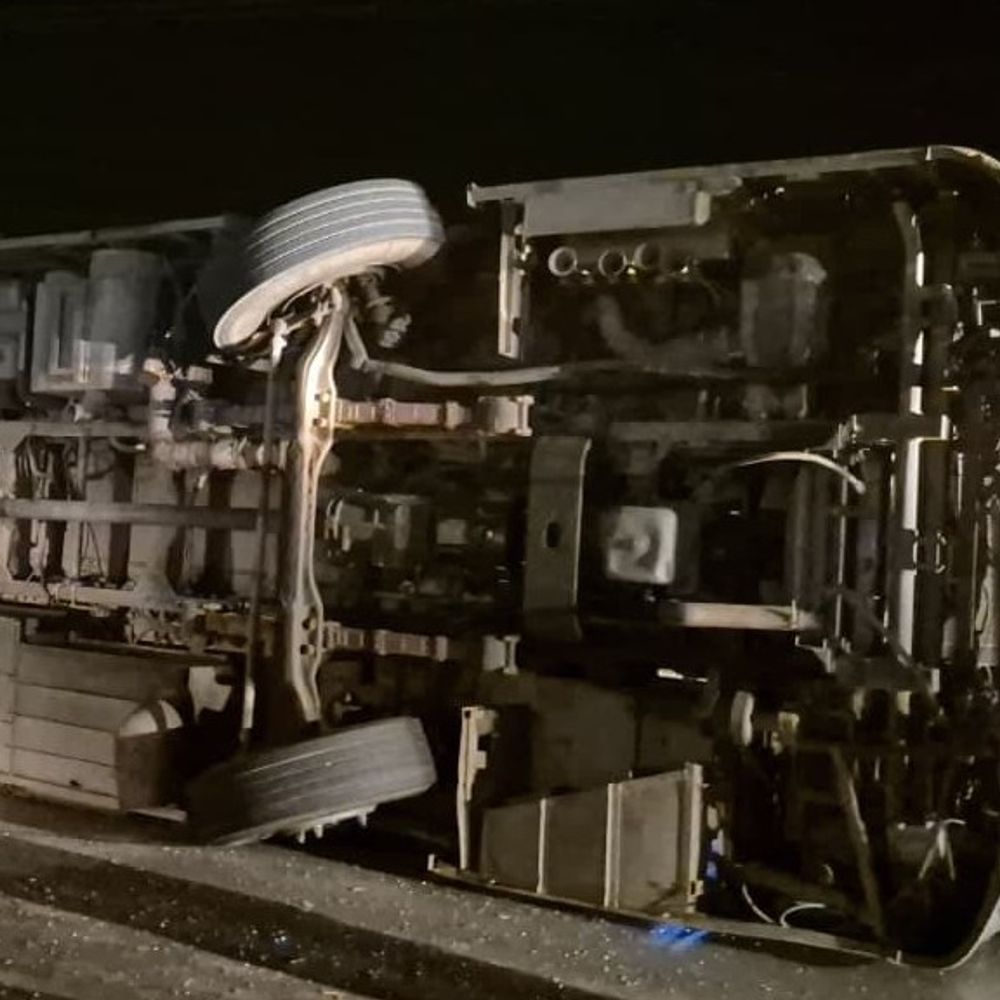 बीकानेर में अनकंट्रोल प्राइवेट बस पलटी, मासूम की मौत:16 यात्री घायल,14 रेफर, गाय को बचाने के चक्कर में हुआ हादसा