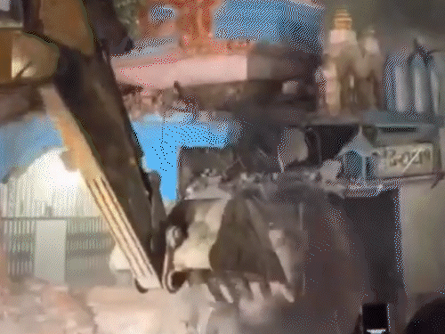 बुलडोजर चलने पर मंदिर भरभराकर गिरा, 1 की मौत:चंदौली में बीच सड़क पर बना था; रास्ता चौड़ा करने के लिए तोड़ रहे थे