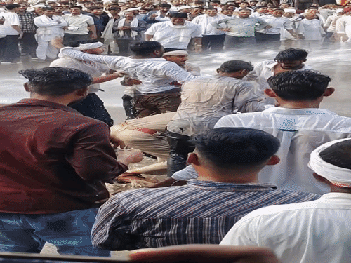 बूंदी में स्मार्ट मीटर के खिलाफ कांग्रेस का प्रदर्शन:कलेक्ट्रेट घेरने निकले कार्यकर्ताओं पर पानी की बौछार, चांदना बोले- लोगों को ठगना चाहता है बिजली विभाग