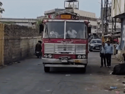 बेटे के सामने युवक ने नहर में लगाई छलांग:3 घंटे के रेस्क्यू के बाद मिला शव, जेसीबी की मदद से उतरी नाव