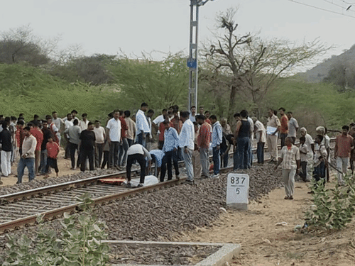 बेटे को गोद में लेकर मां ट्रेन के आगे कूदी:घर से 500 मीटर दूर दोनों की दर्दनाक मौत; महिला का गुजरात में चल रहा था इलाज