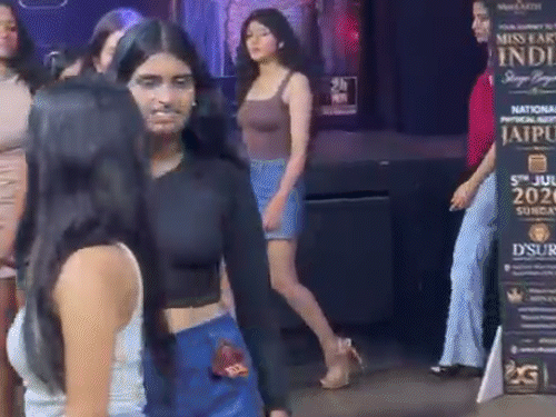 ब्यूटी पेजेंट के फिनाले के लिए मॉडल्स ने की रैंपवॉक:देशभर से जयपुर आईं गर्ल्स; सवाल-जवाब के अंदाज से जजेज को किया इम्प्रेस