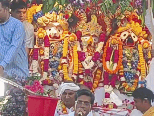 भगवान जगन्नाथ की रथयात्रा में भजनों पर झूमे भक्त:15 फीट ऊंचे रथ पर बहन सुभद्रा-भाई बलदाऊ के साथ विराजे; श्रद्धालुओं ने रस्सों से खींचा रथ