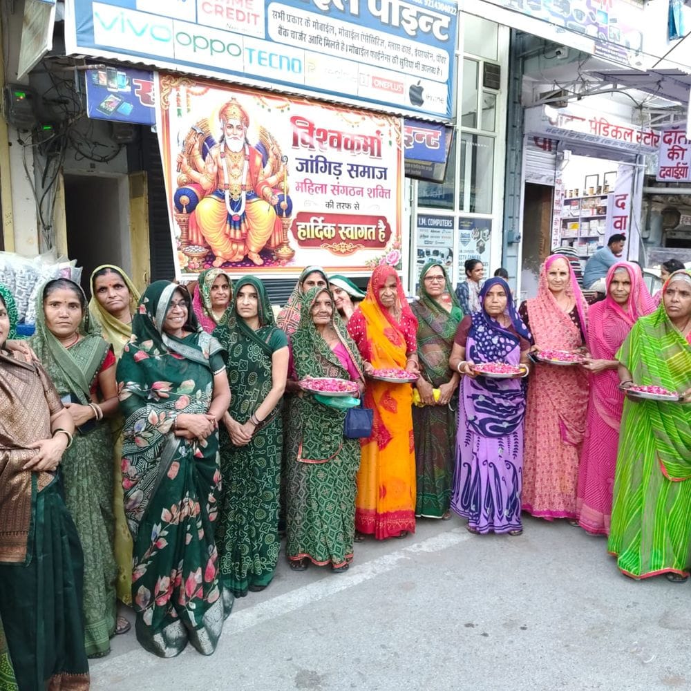 भगवान जगन्नाथ रथयात्रा का पुष्पवर्षा से स्वागत श्रद्धालुओं को कराई कुल्फी व शीतल जल सेवा