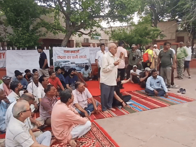 भरतपुर में 'घना बचाओ, पांचना का पानी लाओ' अभियान:पक्षी विशेषज्ञ धरने पर बैठे, बोले- पानी की कमी के कारण कछुए और मछलियां मर रहीं