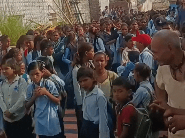 भरतपुर में स्टूडेंट्स ने स्कूल के गेट पर लगाया ताला:ग्रामीण बोले-पढ़ाई नहीं हो रही; आंदोलन की चेतावनी, दो दिन का अल्टीमेटम