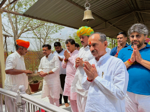 भाजपा प्रदेशाध्यक्ष ने श्री राणी भटियाणी मंदिर में किए दर्शन:संगठन महामंत्री अजय कुमार भी रहे साथ, रिफाइनरी उद्घाटन की सफलता के लिए प्रार्थना की