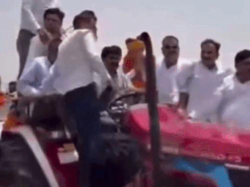 भाजपा-मंत्री के साथ ट्रैक्टर पर बैठे कांग्रेसी-नेता, पद से हटाया:कांग्रेस ने 5 दिन पहले ही बनाया था बीकानेर देहात जिला उपाध्यक्ष