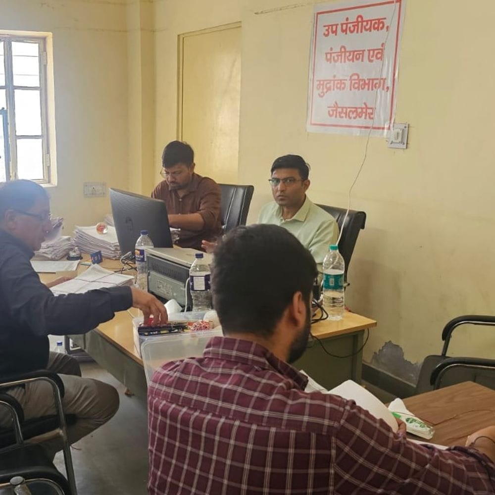 भारत-पाकिस्तान बॉर्डर इलाकों में संदिग्ध जमीन सौदों की जांच शुरू:सरकारी ऑफिस पर इनकम टैक्स विभाग का छापा, फाइलें खंगाल रही टीम