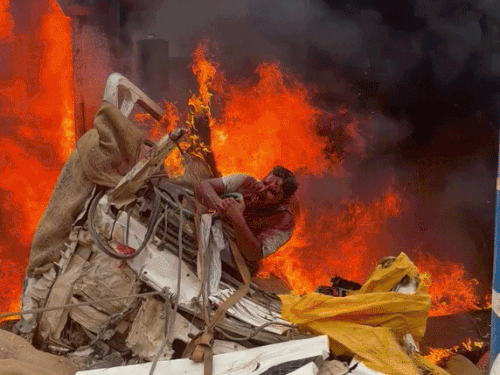 भिवानी में ट्रक से टकराकर जिंदा जला डंपर ड्राइवर,VIDEO:धमाके के साथ फटे ऑयल टैंक, लगी आग; बचाओ-बचाओ चिल्लाकर बुलाई मदद, जेसीबी से बचाया ट्रक ड्राइवर