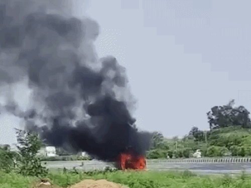 भीलवाड़ा नेशनल हाईवे पर चलती कार में लगी आग:ड्राइवर ने कूद कर बचाई जान, शॉर्ट सर्किट की आशंका