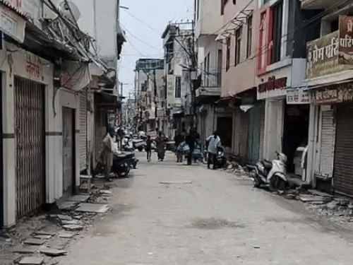 भीलवाड़ा में सड़कों पर उतरे सराफा कारोबारी:शहर में आधा सराफा बाजार बंद रहा, बोले- टूटी सड़कों के कारण ग्राहकों ने आना बंद किया
