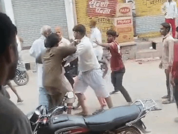 भुट्टे के पैसे मांगने पर पिता-पुत्र से मारपीट:ईंट से फोड़ा सिर, लात-घूंसों से पीटा, 2 गुटों में हुआ खूनी संघर्ष