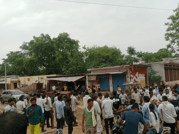 मंडरायल में खाद की कमी पर किसानों का फूटा आक्रोश:थाने के पास प्रदर्शन कर लगाया जाम, खाद बेचने वालों पर कालाबाजारी का आरोप
