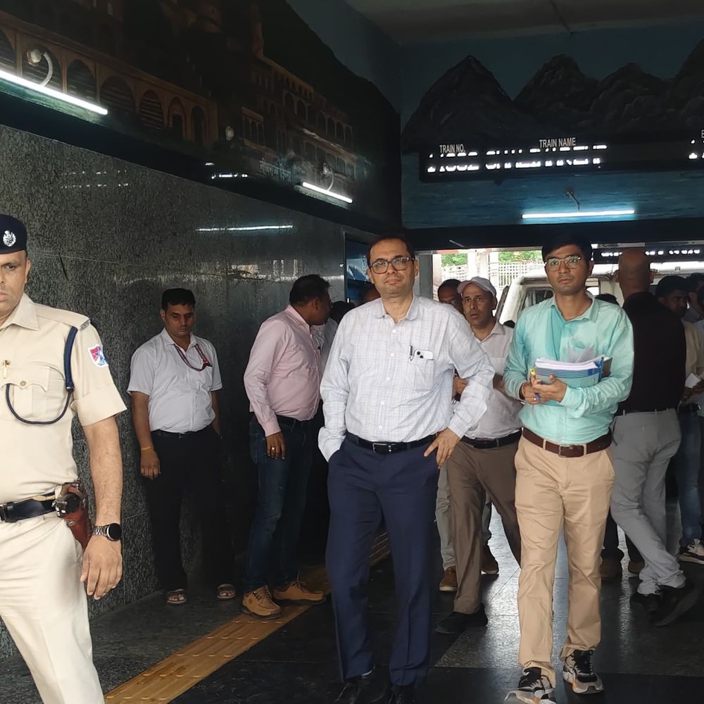 मंडल रेल प्रबंधक ने खैरथल स्टेशन का किया निरीक्षण:नागरिकों ने दोनों प्लेटफार्म पर टीन शेड बढ़ाने, दूसरे प्लेटफार्म का गेट बनवाने की मांग