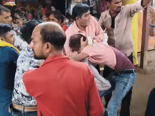 मंदिर आए भाई-बहन को लाठी-डंडों से पीटा, VIDEO:खिलौने खरीदने के दौरान दुकानदार से हुआ था झगड़ा, 5 आरोपी गिरफ्तार