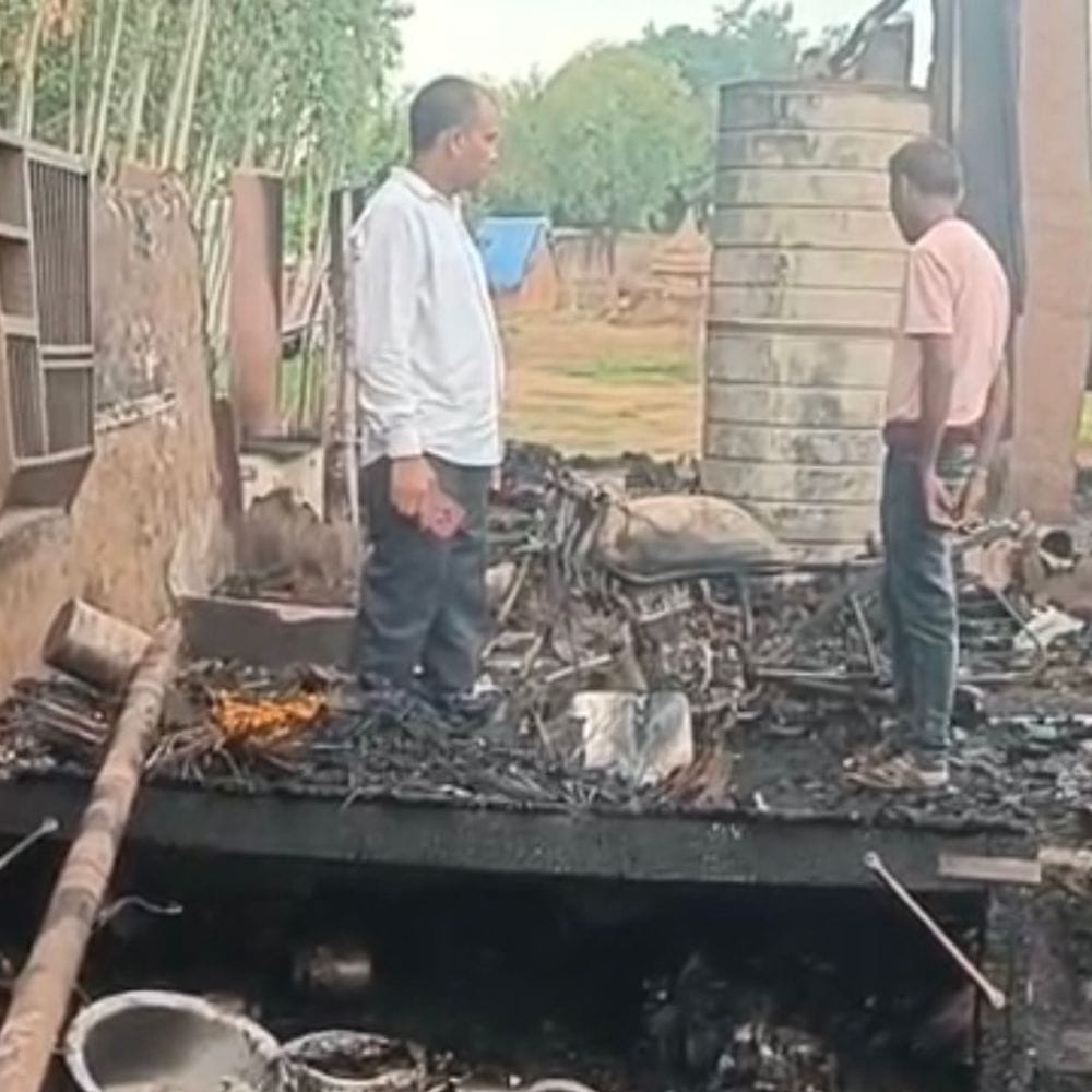 मठ पिपरीपुरा में 4 छप्परपोश मकानों में लगी आग:4 परिवार हुए बेघर, 10 लाख का हुआ नुकसान