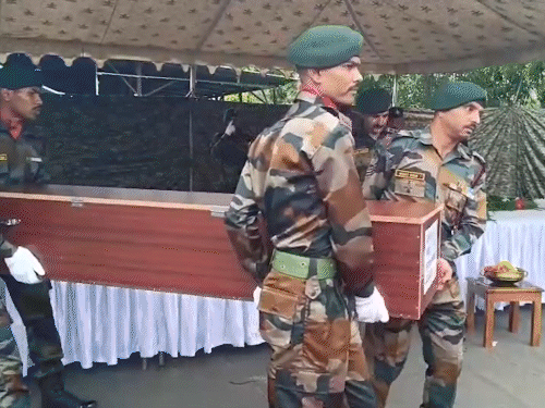 मणिपुर में अब नगा-कुकी संघर्ष, 5 महीने में 25 मौतें:असम राइफल्स निशाना बनी; दो शहीद जवानों को राजकीय सम्मान, शव घर भेजे गए