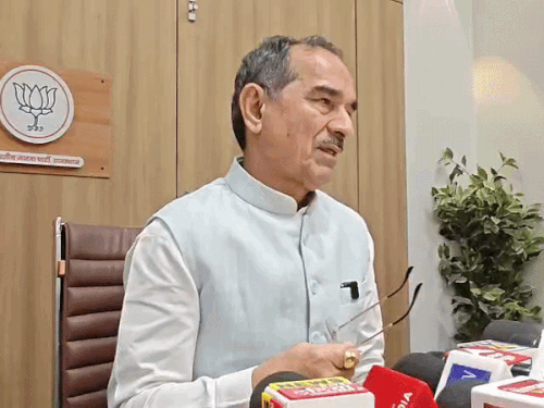 मदन राठौड़ बोले-यह न्याय की नहीं,मीडिया में प्रचार-पाने की कोशिश:भाजपा मुख्यालय के बाहर धरने पर बैठा परिवार; अपार्टमेंट के पोर्च में मिला था युवती का शव