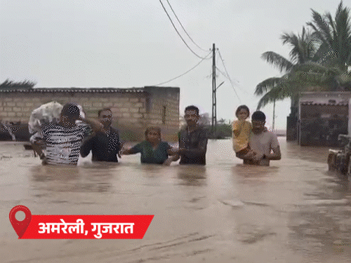 महाराष्ट्र के नासिक में बादल फटने की चेतावनी:त्र्यंबकेश्वर मंदिर बंद, 24 घंटे में 300mm बारिश का अनुमान; जम्मू में बाढ़, मलबे में गाड़ियां फंसीं