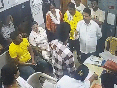 महाराष्ट्र में डॉक्टर को थप्पड़ मारने वाला शिवसेना पार्षद गिरफ्तार:3 साथी भी पकड़े गए; डॉक्टर ने इस्तीफा दिया, कहा- डर से शहर छोड़ा