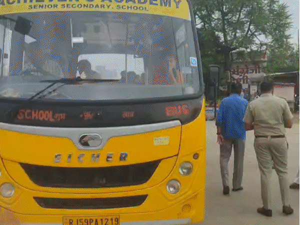 महिला जज ने लग्जरी बसों का किया निरीक्षण, 9बसें सीज:एमपी रजिस्टर्ड बस पर मिली राजस्थान की नंबर प्लेट, इमरजेंसी गेट बंद कर लगाई सीटें
