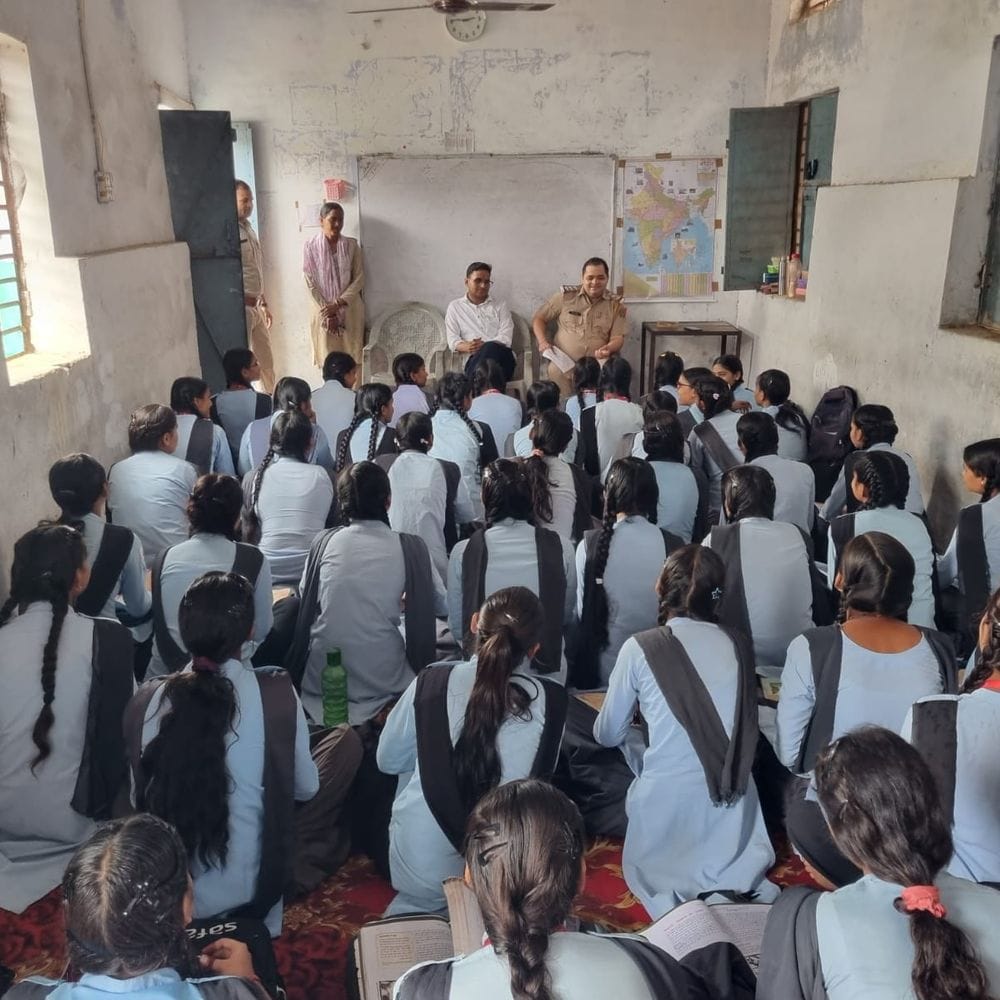 महिला सुरक्षा को जनआंदोलन बनाने निकली धौलपुर पुलिस:गांव-शहर में दे रही कानूनी और साइबर सुरक्षा की जानकारी